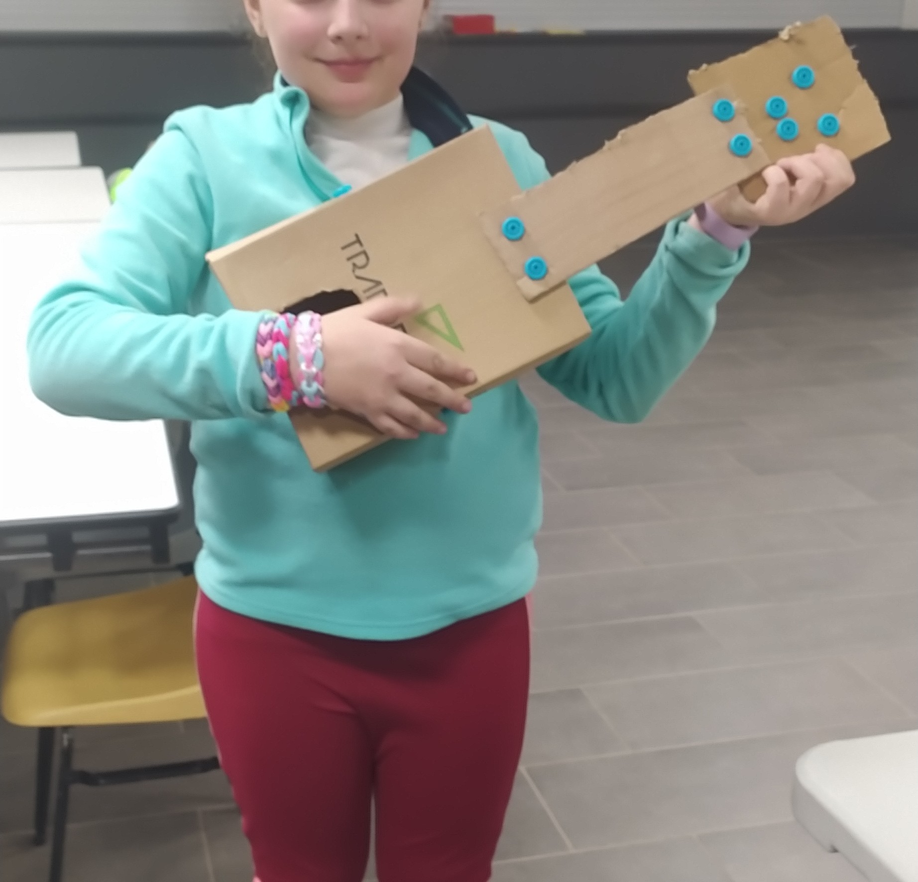 Le Royaume de tout en carton guitare allez on joue